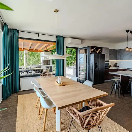 Awesome In With House Sea View