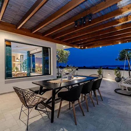 Awesome In With House Sea View