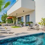 Dom wakacyjny Luxurious In With Sauna Zadar